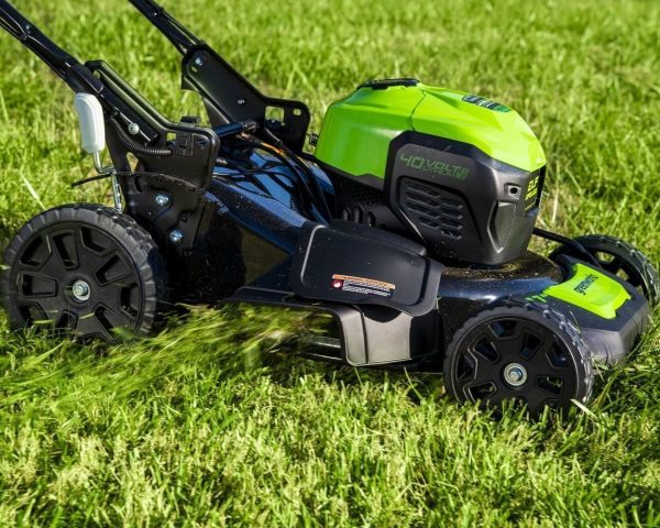 50a6376f-1e80-469d-8825-efd5399291aa.87eb8d9ee10bd35f705fbdd35f15a898.jpg Greenworks Self-Propelled 21-inch Brushless Lawn Mower 40V with 5Ah Battery and Charger
