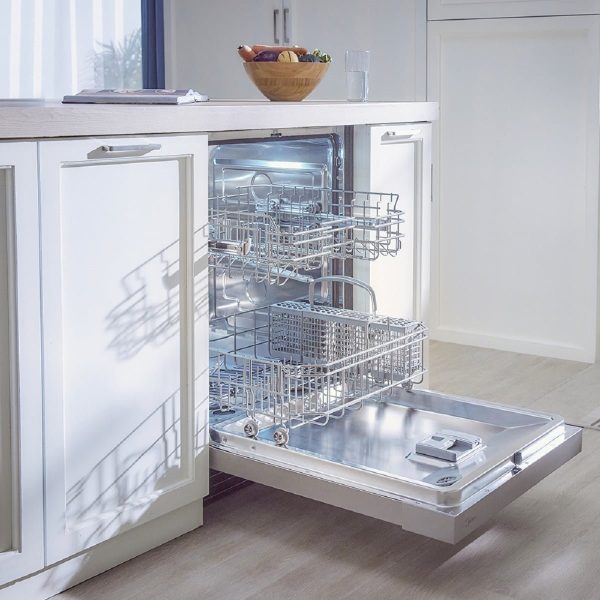 61d12c01-f7b6-4120-86e7-b5ef827ce15b.def3254d8db19fd41c11d84553ee5791.jpg Midea 24 in Built-In Dishwasher with Extended Dry, 52 dBA