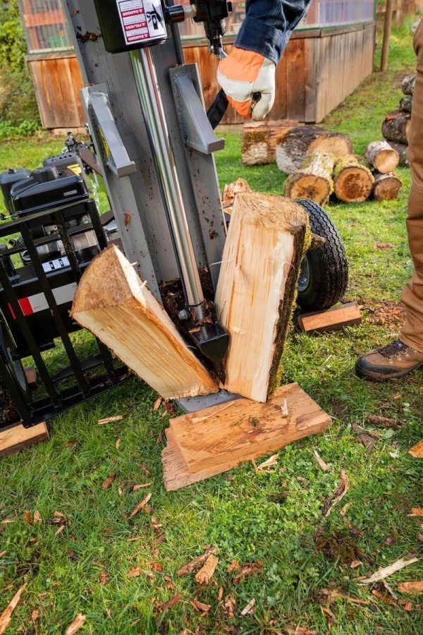 OR25TBS-1_splitting_log_vertically_2_shrunk_be886dd3-2273-43d2-922c-cae2cb0c95e8.jpg Oregon® 30-Ton 196cc Kohler SH265 Horizontal / Vertical Log Splitter (OR30TKO-1)